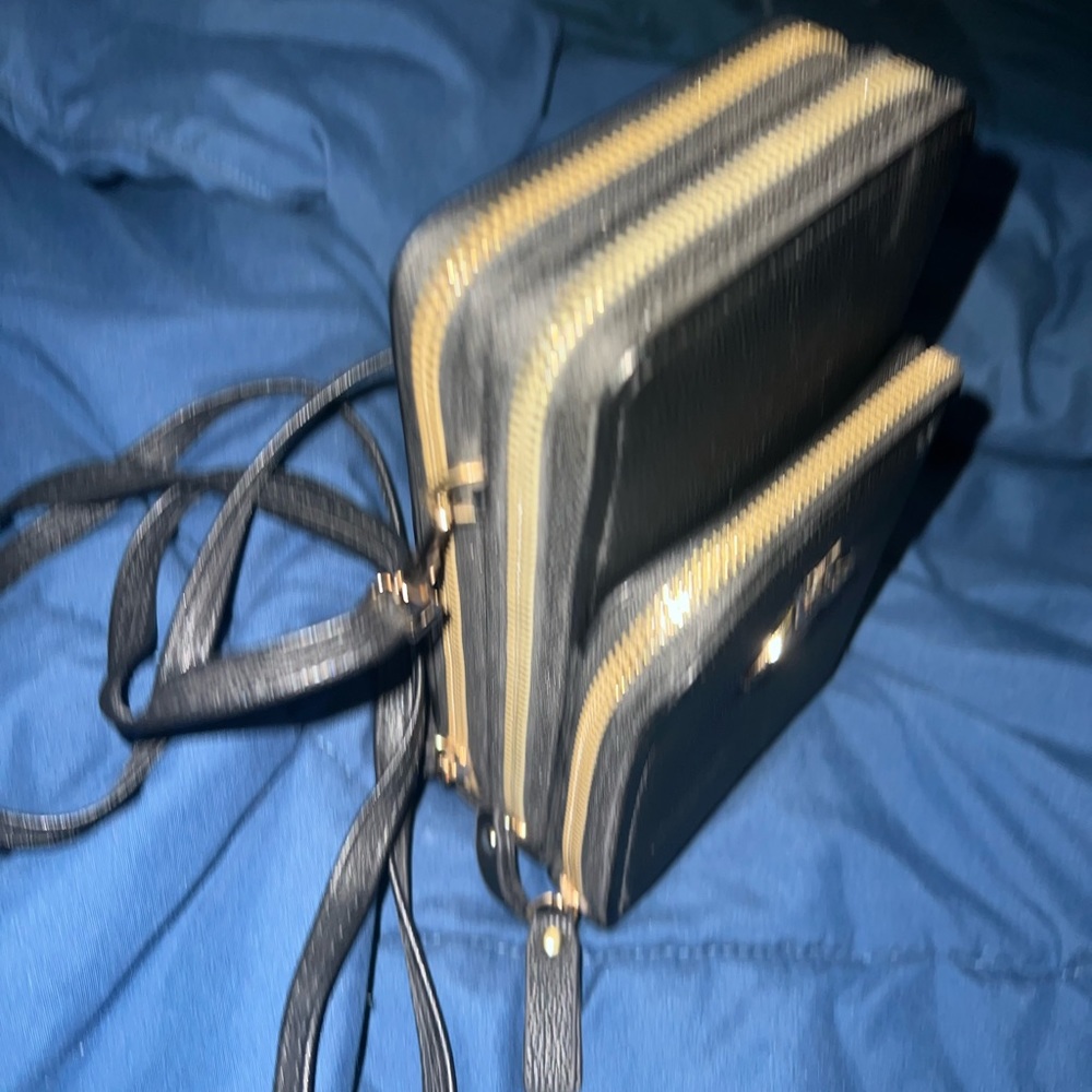 Multi compartment crossbody - Picture 2 of 4